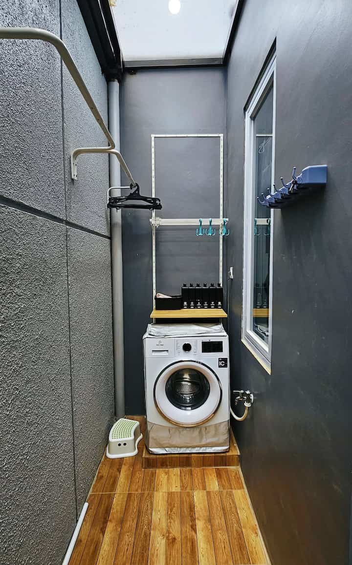 Laundry room ini didesain agar tidak perlu panik saat hujan tiba-tiba turun. Beratap solarflat bening agar panas matahari tetap bisa masuk, tapi tetap aman saat hujan tiba. Laundry room ini memanfaatkan space selebar 1 meter di belakang rumah. Awalnya kami kira bakal kurang luas, tapi ternyata more than enough. 
#laundryroom #smalllaundryroom #60m2 #serpong #rumahcluster #solarflat
