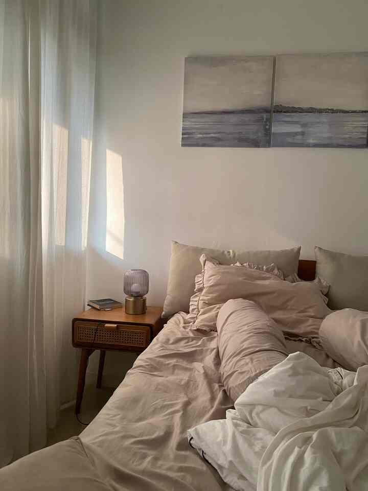 Salah satu keuntungan ga pakai gorden blackout adalah sinar matahari yg bisa jadi alarm untuk bisa bangun pagi 😆

~good morning everyone ✨

#bedroom
#bedroominspiration
#bedroomcabinet
#bedroomideas
#bedroomdesign