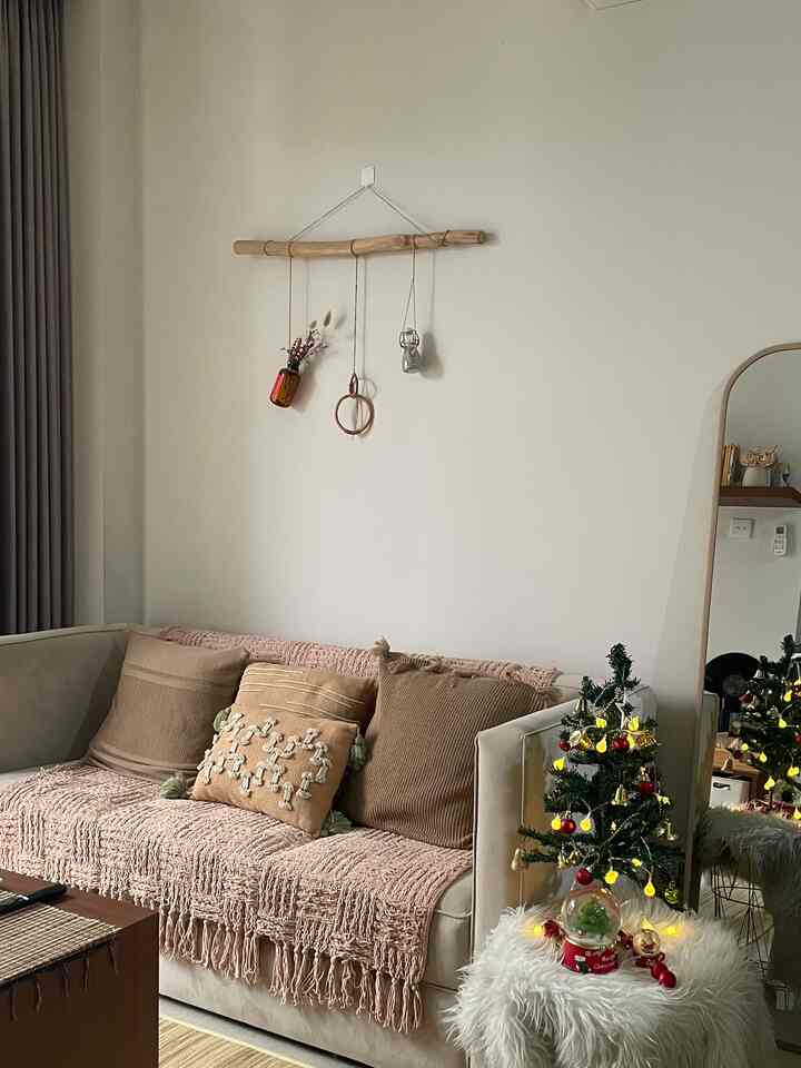 Merayakan Natal tahun ke 2 di Apato.ra, tidak begitu banyak pajangan natal, hanya mengganti pajangan dinding di living room ini dengan DIY hanging wall. Cover sofa menyesuaikan warna cushion dan dominan warna netral pada ruangan ini. 
Pohon Natal mini ini sudah mewakilkan suasana natal di Apato.ra. Selamat Natal bagi yg merayakan. 

#Christmashomedecor #ChristmasVibe #ChristmasDecorInspo #Livingroom 