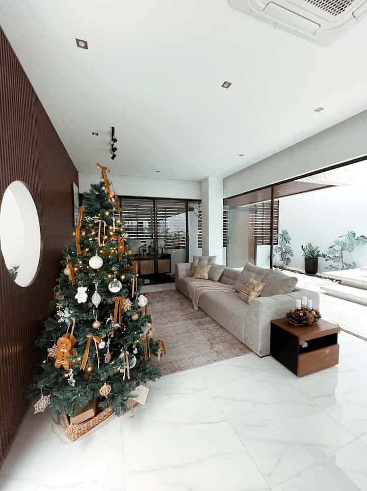 ✨Warm Living room ✨
The place where we spend most of our family time . Walaupun anak2 punya playroom, mereka suka banget untuk spend waktu di living room. So that’s why aku style living room ini spacious. Ga ada meja di antara Sofa dan TV kabinet. Terus, biar match dengan tema hallway aku , jadi kita pasang WPC wall . 
Slide 1 - tanpa lampu
Slide 2- lampu dinyalakan

#livingroomstyling 
#livingroomdecor
#livingroommakeover 
#japandistyle #japandilivingroom 