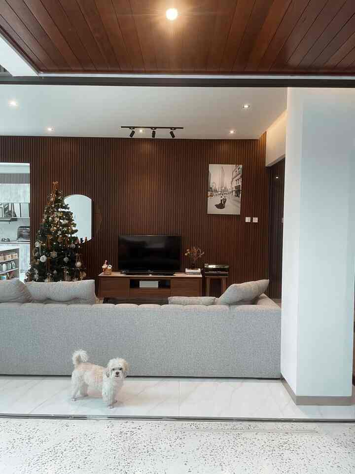 ✨Christmas vibes✨
Finally the season I've been waiting for after I moved into this house. You can decorate for Christmas for the first time in this house. I chose organic modern for the Christmas theme, so it's a mix of earthy tones and gray furniture.
#stylingchristmastree with velvet ribbon and white gold ornaments. And my 🐶 say hello….😊

Slide 1 : Lights on
Slide 2: Lights off

#christmasdecoration
#christmastyling