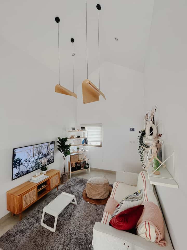 Mendesain living room tentunya melibatkan kombinasi antara estetika, kenyamanan & fungsionalitas.

Untuk menciptakan ambience yang nyaman dan menyenangkan di area livingroom, kami memilih palet warna netral (putih - abu - furnitur kayu) dan dipadukan dengan warna tekstil yang cerah.

Elemen penting lainnya adalah pencahayaan alami dan pencahayaan buatan yang terdiri dari lampu downlight, hanging lamp dan standing lamp. 
Ragam jenis lampu yang berbeda menghasilkan ambience yang berbeda supaya livingroom tidak monoton.

#livingroomstyling #livingroomdecor #livingroommakeover #tinylivingroom