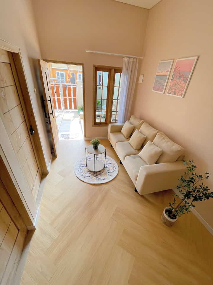 Ruang tamu simpel dengan ukuran 2,5x5 m
Caraku styling living room ini hanya dengan menambahkan walldecor, dan tanaman palsu agar lebih hidup suasanya 🥰

Owh iya untuk lantai nya aku baru aja ubah menggunakan vinyl, vibesnya menurutku lebih hangat dan nyaman 😍

#livingroomdecor #livingroomstyling #livingroommakeover #ruangtamu #ruangtamuminimalis #ruangtamumungil #rumahsubsidi #dekorasirumahaubsidi