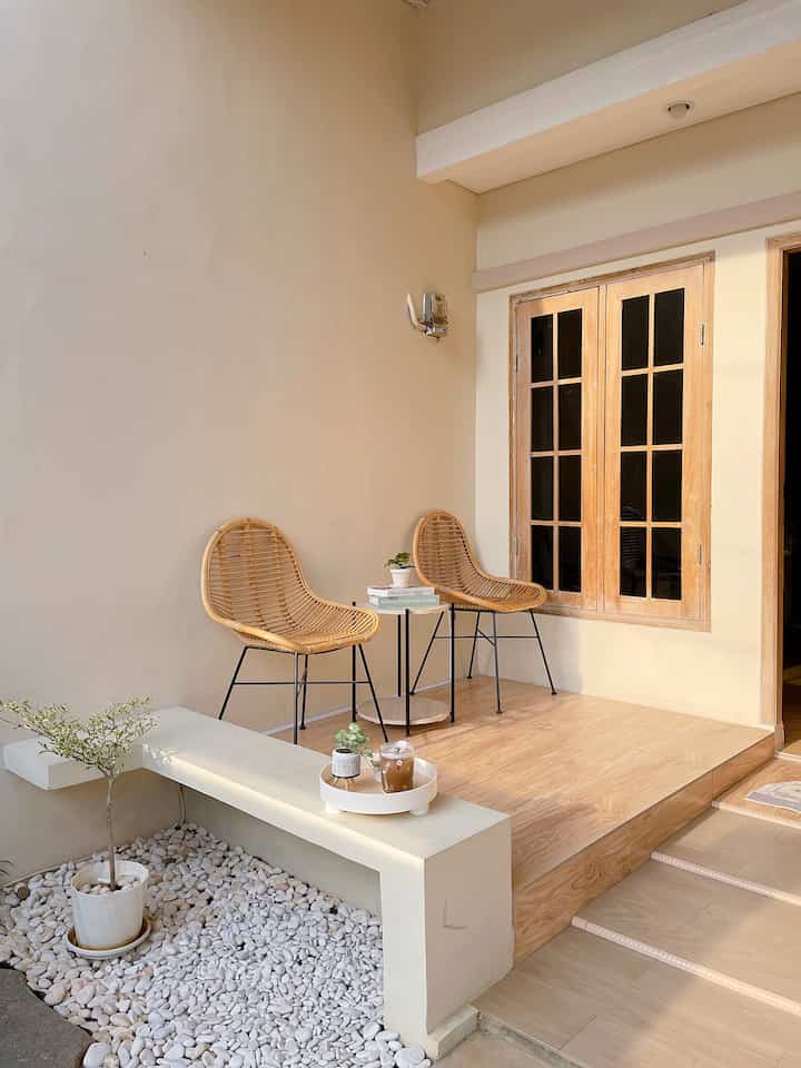 Hai tetangga online, siapa yang suka santai di teras
Walaupun teras di Rumah_qinaz ini kecil tapi aku buat senyaman mungkin

Pakai tempat duduk rotan yang nyaman teras ini jadi tempat favorit buat ngopi santai bareng paksu 😬

Saat pagi teras ini banjir sinmat 😍

#teras #terrace #terasminimalis #terasmungil #terascantik #rumahsubsidi #rumahminimalis