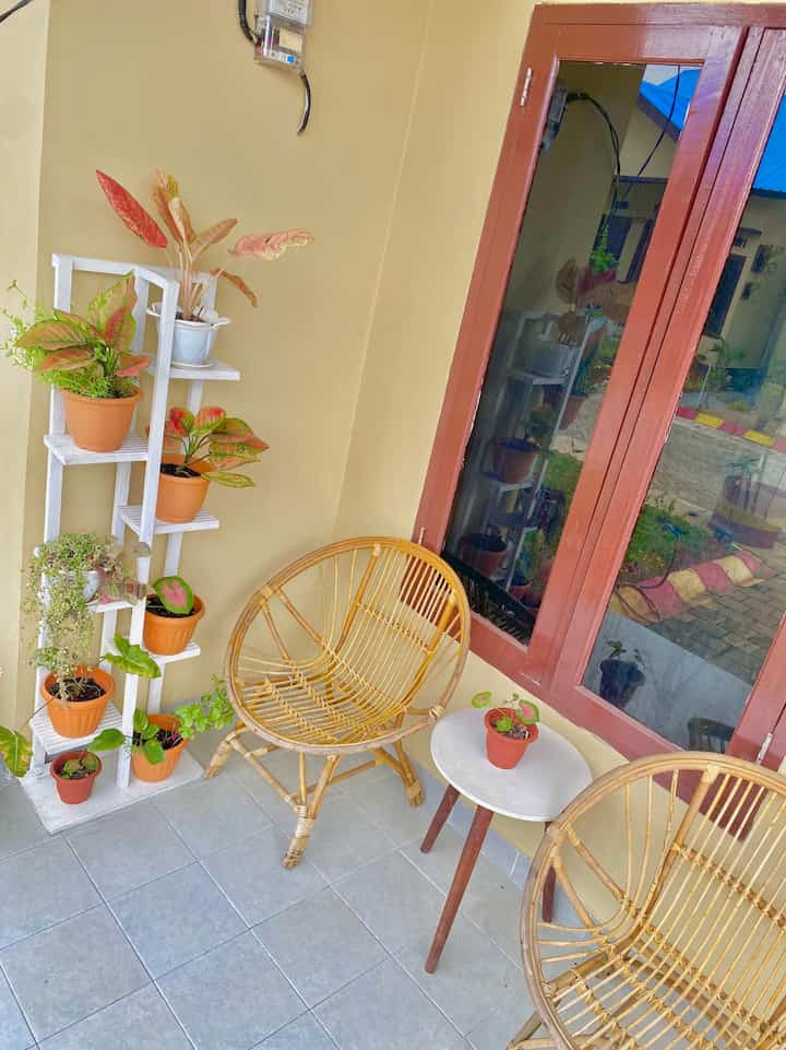 Tempat paling enak nunggu bakso ✨
Teras "RumahRantau" dengan dua kursi rotan dan rak bunga agar lebih rapi 🍃
#tropis
#terasrumah
#tunawisma
#asramabrimob
#vampir
#teras sederhana