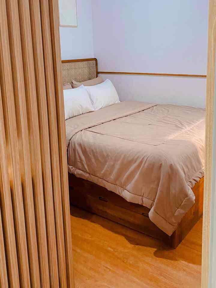 Tiny Bedroom✨

Bedroom utama ini berukuran 3x3m, mini semua dirumah ini mini. tapi kita maximal kan semua ruang, btw ruangan ini untuk dipan dan lemari aku dan suami custom. fungsinya custom itu untuk memaximalkan ruangan, karena kalo kita beli furniture yang sudah jadi. rata rata ukurannya tidak akan pas. jadi tips dari kita maximalkan ruang dengan cara custom furniture🤍

#bedroom #bedroomstyling #bedroomideas #bedroomdecor #bedroomminimalist