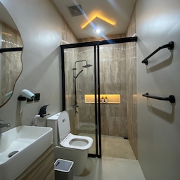 Bathroom dengan konsep area kering dan area basah. Warna kesukaan moka hitam dan nude menjadi main course warna di bathroom ini.. 
#bathroom
#bathroomstyle
#bathroommakeover
#bathroomdecor
#renovation
#kamarmandi