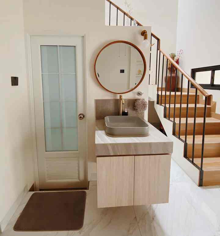 Waktu renovasi Griya Nagari, keputusan yang agak lama juga salah satunya pilih pintu nih teman2 😁 . Akhirnya kami jatuh hati sama pintu yang masih bernuansa Japandi tapi tetep simpel. 

Terus kenapa pintu utama dibuat tinggi? Kata Paksu, supaya ketika kita buka pintu rumah terasa besar dan ga sempit. 😂 menurut temen2 bener ga sih kayak gitu?

#japandi
#scandinavian
#pinturumah
#doorinspo
#pintukayu