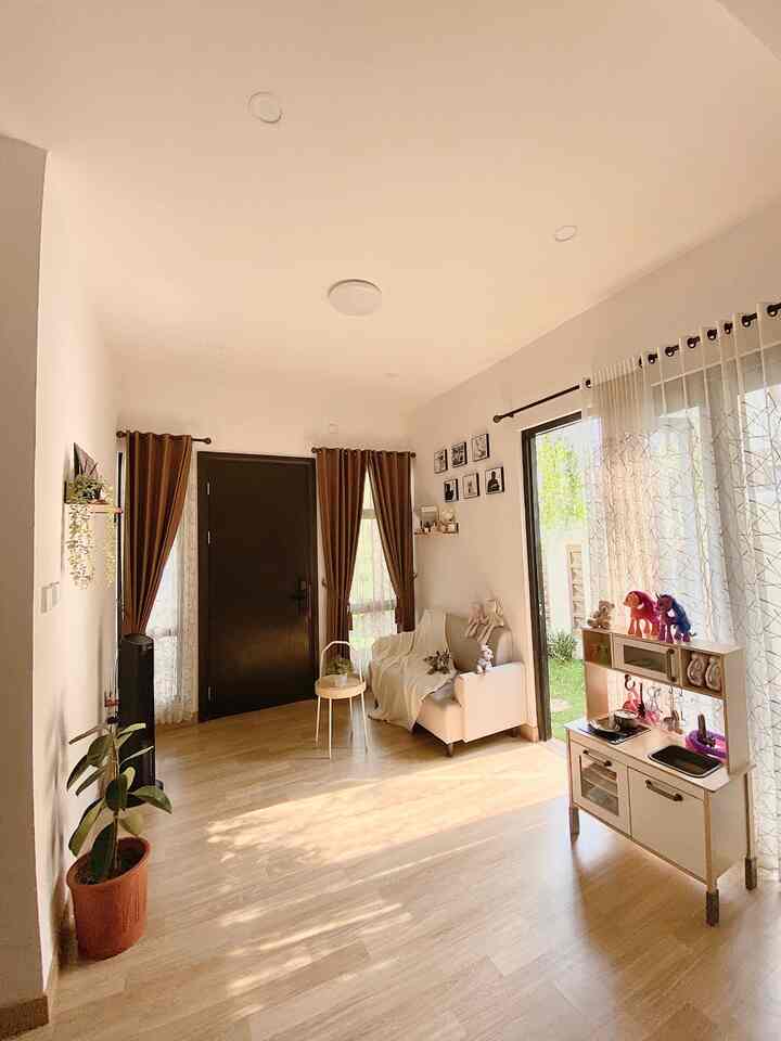 • Living Room with Kids 

Beginilah suasana living room kami bersama 2 anak kecil tanpa televisi dan suasana pagi hari yg selalu tersorot matahari pagi lewat pintu taman samping, foto memang tidak cerah karna aku memang sengaja foto dengan cahaya yg natural saja hanya di edit sedikit.. 
dengan dekorasi yg serba nya selalu simple dirumah kami tapi kami sangat nyaman dan bersyukur.. 


#livingroomstyling #livingroomdecor #livingroommakeover #cozy #livewithkids #rumahcluster #scandinavian #rumahmungil #bogor