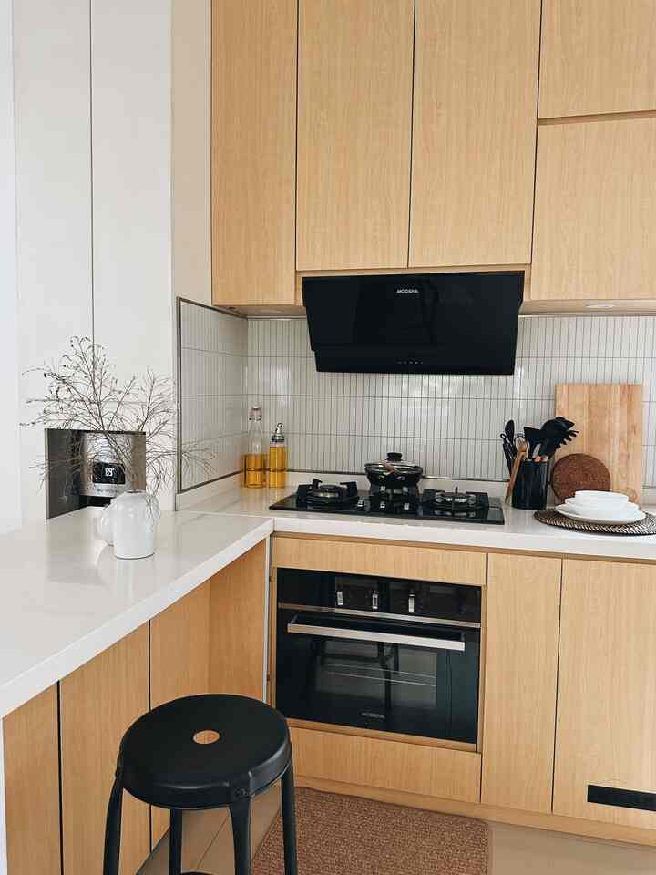 Selamat Siang Tetangga O! House!

Salah satu alasan kami memilih kitchen island portabel adalah flexibilitasnya yang dapat dipindah kemana-mana. Secara fungsi, kitchen island ini kami gunakan untuk berbagai hal dan kegiatan misalnya tempat kami menaruh makanan jika ada acara besar di ruang tengah, meja barbeque yang dapat kami gunakan untuk tahun baruan, pembuatan content masak atau kopi, dll

Secara estetik, kitchen island ini memiliki tone dan pattern yang selaras dengan kitchen set kami. Disamping itu dikarenakan kami memiliki dapur dengan ukuran terbatas, kami memilih untuk menjadikan kitchen island ini bersifat portable.

Semoga menginspirasi ya!

#japandi #japandikitchen #kitchensetideas #kitchenset #kitchenideas #rumahdeveloper #tangerang #decorlowbudget