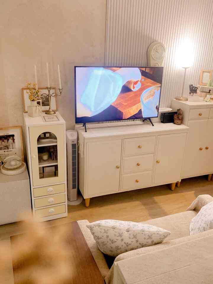 Ruangan Livingroom aku di padukan dengan tema minimalis dan klasik dengan warna dominan soft white or putih juga ivory membuat ruangan dirumah ini jd luas dan tetap banyak memiliki tempat penyimpanan #livingroomstyling #livingroomdecor #livingroommakeover #livingroom #rumahkecil #tinyroom #tinyhouse #littlehome 