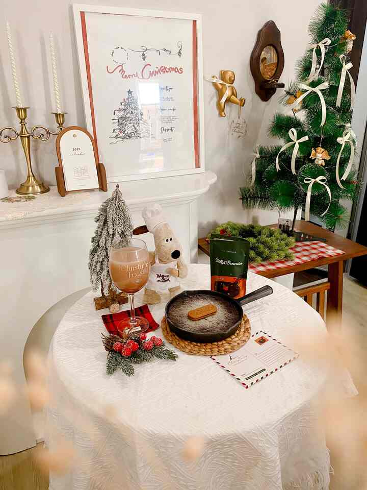 Christmas 2023 in my Living Room 🥹🫶🏻 welcome Christmas with sweet baked goods with Ecohome cubic air fryer oven using Skitchen iron pan 🥹🫶🏻 accompanied by your little one who really likes the Christmas theme this time #christmas #christmasroom  #homedecor #season #christmasstyle #homedecor #aesthetic #homeonspo #livingroom