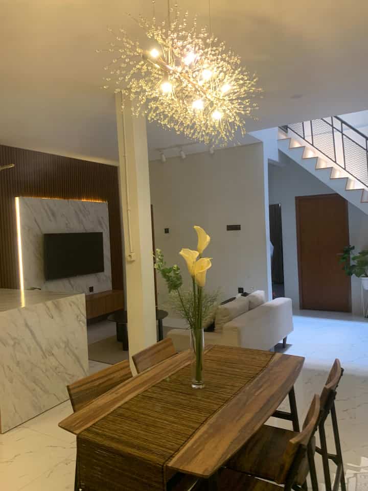 Area ruang makan yang menyatu dengan ruang keluarga, cukup nyaman dengan decorasi yang minimalis dan menggunkan material bercorak kayu menjadikan ambience menjadi warm
#minimalist
#roomaesthetics
#dekorasiaesthetics
#dinningroom
#rumahcluster