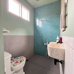 Cerita kamar mandi Lantai 2.
Untuk kamar mandi di lantai 2 aku dan suami memilih warna yang lebih berwarna. Dari warna cat, keramik dinding yang lebih beragam bentuknya. Karena aku ingin eksplorasi diri di kamar mandi kedua ini.
Mix n match motif keramik bikin kamar mandi ini lebih terkesan vintage.
#bathroom #bathroomidea #bathroomdecor #dekorasikamarmandi #kamarmandiaesthetic #bathroomvintage #bathroomstyling