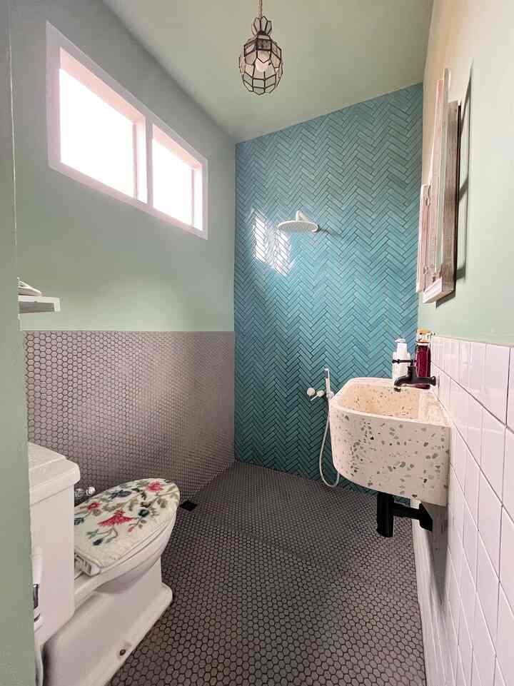 Cerita kamar mandi Lantai 2.

Untuk kamar mandi di lantai 2 aku dan suami memilih warna yang lebih berwarna. Dari warna cat, keramik dinding yang lebih beragam bentuknya. Karena aku ingin eksplorasi diri di kamar mandi kedua ini.
Mix n match motif keramik bikin kamar mandi ini lebih terkesan vintage.

#bathroom #bathroomidea #bathroomdecor #dekorasikamarmandi #kamarmandiaesthetic #bathroomvintage #bathroomstyling