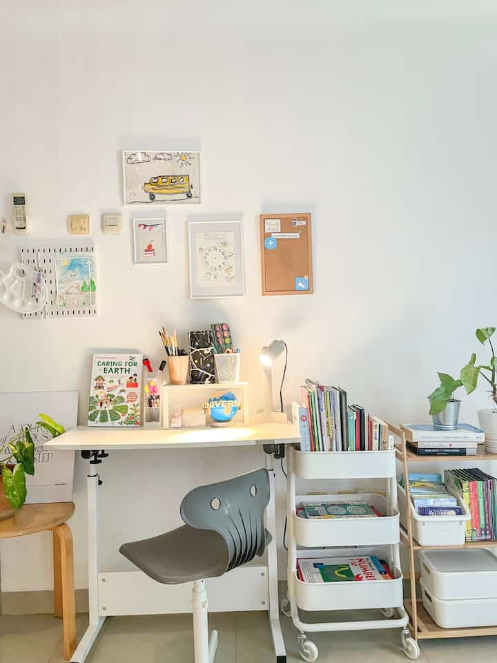 Kids study desk 

Mengatur kids desk more than styling. Beberapa lukisan dalam frame adalah karya anak-anak untuk sedikit memberikan apresiasi kepada mereka. Beberapa buku saya simpan di trolley agar memudahkan untuk mengaturnya. Kursi belajar yang nyaman sangat penting menurut saya.

#kidsdesk #kidsdeskstyling #artspace #artcorner #kidscorner 

