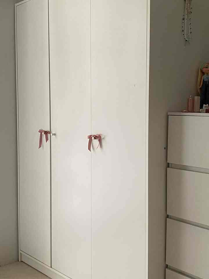 menambahkan sedikit detail seperti busur pada segala hal di musim yang menyenangkan ini :) #tangsel #bedroom #minimalist #decorlowbudget #inspirasidecor #storage #christmasvibe