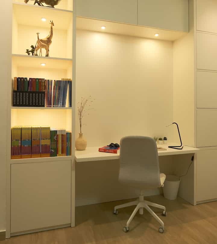 Ini adalah ruangan kerja di rumah ini.
Nuansa furniture tetap sama menggunakan nuansa putih dan coklat muda. 

Jangan lupa siapkan lampu belajar juga, supaya bisa menambah fokusmu saat bekerja.

#studyroomstyling #studyroomdecor #studyroommakeover #koreanaesthetic #studyroom #ruangbelajar