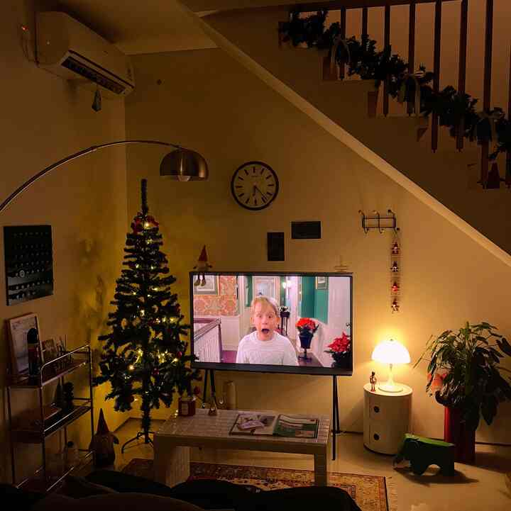 H-1 Before Christmas! 🎄🎅

Tontonan wajib juga Home Alone! 🏠

#ChristmasHomeDecor
#ChristmasVibe
#ChristmasDecorInspo
#livingroom
#midcenturymodern
#roomdecor