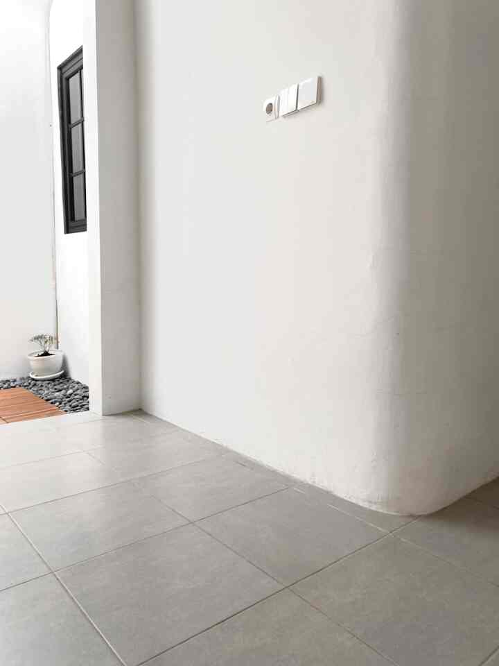 Salah satu wishlist kami saat membangun rumah adalah membuat innercourt di tengah rumah, disini menjadi tempat yang paling sering kami pakai untuk berkumpul dan bermain dengan anak.

#innercourt #homedecor #homestyling #innercourtideas #homeinspo #tamankecil