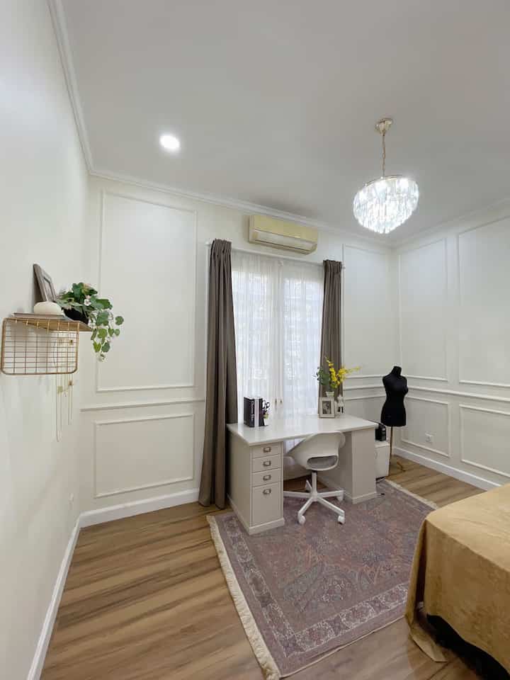 Disinilh segala kreatifitas dimulai. Ruangan dengan decor sederhana dan warna cat yang netral membuat suasana lebih lapang dan clean. Meja kerja sengaja menghadap ke luar demi mendapatkan aroma luar yang terang dan inspiratif. Lalu lalang manusia kadang membawa kita pada imajinasi tak berbatas. Adakah yang samaan, memibiarkan sesekali mata kita berkelana saat bekerja?


#homestyling
#homedecoration
#homeoffice
#parisianhouse
#classichomeoffice
#simpleclassichomeoffice