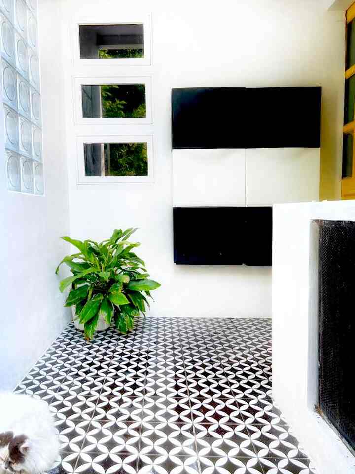 Cerita renovasi part 2 - area samping

Awal pindah kesini , area samping ini okeh pemilik lama  diposisikan sebagai area jemur dan gudang (slide terakhir), dan kamipun melanjutkannya .
Sampai saat ini sudah mengalami 2x renovasi .. yang pertama adalah menambahkan bata roster agar area jemuran tidak terlalu terekpose . 

Nah yang baru baru ini adalah  menambahkan dak beton didepannya yang berfungsi sebagai tempat toren air dibagian atas dan bagian bawahnya difungsikan sebagai  teras samping tempat meletakkan sepatu sepatu sebelum masuk kerumah . 
Perubahan lainnya pintu kuning yg awalnya sebagai pintu depan diganti dengan pintu baru , kemudian si kuning dipindah kearea samping. Kemudian ditambahkan kabinet sepatu yang sengaja dipilih warna hitam dan putih menyesuaikan keramik motif batik yang juga berwarna senada. 

#ceritarenovasi #renovasi #tamansamping #teras #terassamping #taman #inspirasiteras #entryway