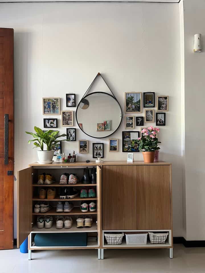 Saat masuk ke rumah @diemdibumi terdapat 2 rak sepatu yang tertutup. Di rak sepatu juga terdapat bingkai foto dan juga kaca besar untuk mempermanis ruangan #raksepatu #homedecor #wallframe #homedecorinspiration #decorlowbudget #rumahbadung