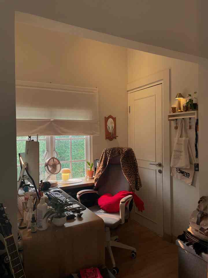 Ruang kerjaku tidak besar, tapi cukup untuk bisa mengerjakan pekerjaan apalagi paling suka sama pemandangannya disini bikin ga bosen untuk bisa duduk berjam2. #homeofficestyling #homeofficedecor #homeofficemakeover #rumahmungil #smallspace #scandinavian #tangerang #workspace 