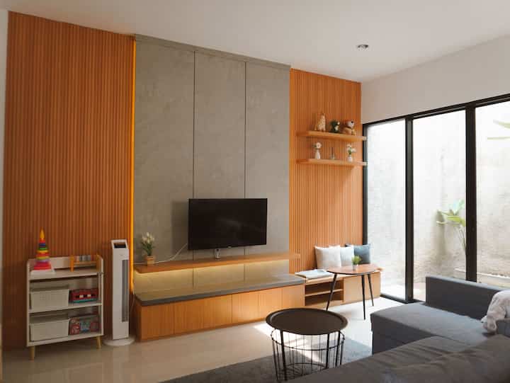 Aaa akhirnya dekor backdrop tv kami selesai! 
Sudah lama sekali ingin memberikan suasana yang berbeda pada ruang tamu sekaligus ruang keluarga ini. Di postingan sebelumnya backdrop tv kami masih sangat simple. Ingin didekor lagi, tapi masih galau mau di cat atau dipasang wpc, atau dipasang cermin? Hmmm🤔. Akhirnya kami memutuskan menggunakan WPC aestica_id tipe short dengan warna burma teak. Ternyata warnanya sama persis dengan warna bench dan juga dapur yeay😊Overall suka banget sama hasilnya, kesannya jadi lebih warm🥰 
Ditambah beberapa mainan anakku yang kujadikan dekorasi 🤣


#livingroomstyling
#livingroomdecor
#livingroommakeover
#livingroomdreams
#backdropTV
#livingwithtoddler