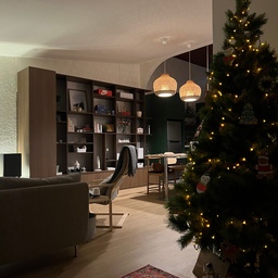 Suasana Natal semakin terasa pada saat malam hari, karena lampu dari pohon natal semakin terang dan menambah rasa warm dari ruangan living room. Beberapa pernak pernik bertema natal sampai ke reed diffuser juga bisa membuat perayaan natal semakin terasa untuk tamu yang datang. #ChristmasHomeDecor #ChristmasVibe #ChristmasDecorInspo #ChristmasTree #ChristmasEve