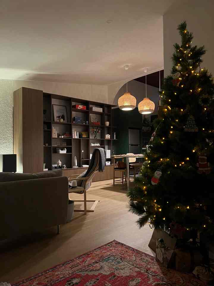 Suasana Natal semakin terasa pada saat malam hari, karena lampu dari pohon natal semakin terang dan menambah rasa warm dari ruangan living room. Beberapa pernak pernik bertema natal sampai ke reed diffuser juga bisa membuat perayaan natal semakin terasa untuk tamu yang datang. #ChristmasHomeDecor #ChristmasVibe #ChristmasDecorInspo #ChristmasTree #ChristmasEve