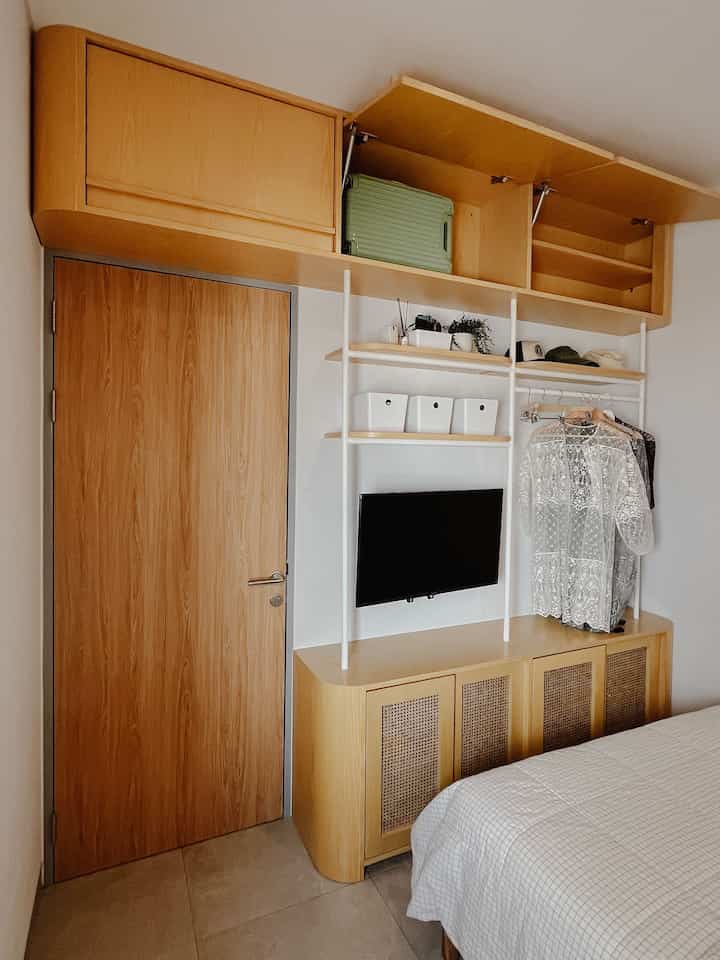 /Storage/
Kali ini mau bahas konsep storage yang kami gunakan di nh.ouse :
1. Bedroom Wardrobe
Khusus area kamar, kami pilih membuat custom wardrobe kombinasi lemari terbuka dan tertutup dengan menyesuaikan space yang tersisa di kamar utama berukuran 2x2.8m. Materialnya terbuat dari kayu pinus yang dikombinasikan dengan aksen rattan.

2. TV Cabinet
Untuk material tv cabinet kami menggunakan kayu jati kombinasi aksen rattan yang menjadi ciri khas rumah ini. 

3. Kitchen Cabinet
Kitchen cabinet terbuat dari material multipleks yang dilapisi HPL bermotif kayu. Pada area ini tidak dihadirkan aksen rattan karena dapur merupakan area service yang rentan terkena cairan minyak sehingga dipilih material yang lebih low maintenance.

#storage #tinyhouse #wardrobedesign #kitchenset #kitchencabinet 
