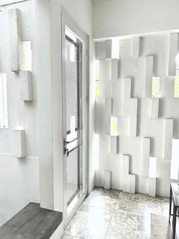 Pintu utama ini tidak langsung menghadap ke area depan rumah. Pintu utama ini menggunakan material frame allumunium dan kaca yg ditutup tralis besi dari luar. #pintuutama #minimalist #bandung #boemisaturnus #enterace