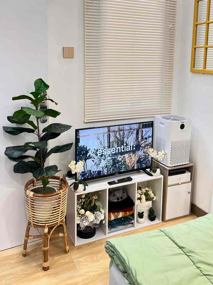 Di kamar mungil 3m x 2,2m bisa naro TV ? Bisa banget dong. Meja tv ini sebetulnya rak serba guna yang fungsikan untuk rak buku dan lain sebagainya. Namun ternyata bisa dijadikan untuk meja TV di kamar mungil ini. Dan kamar mungil, perabotannya juga serba mungil, salah 1 nya nakas mungil untuk meja air purifier ini ini. 

Jadi di kamar ini terdapat berbagai macam furniture diantaranya :
• Springbed 120cm x 200cm
• Lemari Pakaian
• Meja TV
• Nakas TV
• Cermin 

#minimalist #rumahmungil #kamarmungil #decorlowbudget #furniturekamar #mejatv #layoutkamar #dekorasikamar 

