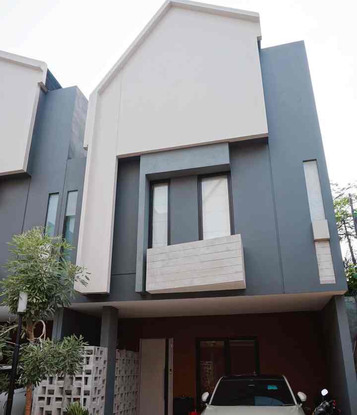 Dibalik setiap sudut rumah terdapat kisah, dan untuk kami, cerita dimulai dari fasad yang unik ini! 🏡✨ 

Fasad yang modern dan unik, adalah salah satu alasan utama kami jatuh cinta dan memilih rumah ini sebagai tempat tinggal. Ingat sekali saat pertama kali melihatnya, hati kami langsung terpikat💕. Hmm modelnya belum ada yang pernah kami temui sebelumnya. 

Meskipun ada yang mengatakan fasadnya mirip muka Squidward, tapi siapa siih yang gak suka karakter yang unik itu? 🐙 🤣 Justru, inilah yang membuat fasadnya semakin memikat dan berbeda dari yang lain!🥹

Kini, setiap kali kami pulang, wajah rumah ini menyambut kami dengan senyuman uniknya. Fasad ini tidak hanya jendela menuju dunia kami, tetapi juga pintu ke kenangan-kenangan indah yang tercipta di dalamnya. 💖✨ #FasadUnik #RumahImpian #SquidwardVibes #FasadIndustrialModern #RumahDeveloper #Industrial