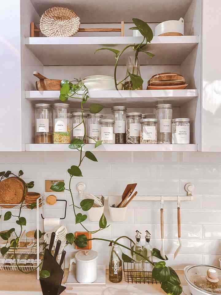 Open Shelves Kitchen
—
Saat membuat kitchen set ini, sengaja dibuat open shelves sebagian supaya tidak monoton, selain dijadikan untuk ruang penyimpanan, bisa juga untuk dekorasi sehingga dapur terlihat lebih estetik, dan styling open shelves ini dapat dijadikan juga sebagai kegiatan healing.
—
Semoga menginspirasi
#kitchenstyle
#kitchenstyling
#kitchendecor
#kitchenideas
#kitchendecoration
#kitchenset
#openshelves
#kitchenopenshelves
#shelves
#hangingshelves
#japandi
#japandistyle
#bohostyle
#bohodecor
#bandung
#familyhouse