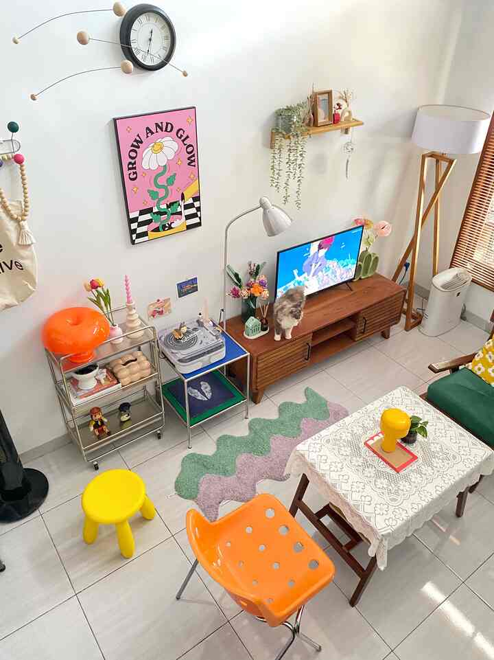 Aesthetic with maximalist interior 💫

Kami memaksimalkan kesan ceria pada ruang tamu dengan berbagai stuff dan perabotan yang unik bergaya ala mid century modern nan futuristik ✨

Kami memakai sejumlah perabotan warna warni agar out of the box dari kesan ruang tamu pada umumnya 🤯

Misalnya, stool warna kuning yang sebenarnya adalah bangku untuk anak kecil dari IKEA. Lalu, taplak rajut untuk meja yang memberi kesan “seperti di rumah nenek” 🏡

Dekorasi Ghibli seperti action figure Totoro, Neko Bus juga kami pakai untuk menambah kesan ceria seperti pada film-film Ghibli 🤖

#livingroomstyling #livingroomdecor #livingroommakeover #depok #perparent #maximalist #midcenturymodern
