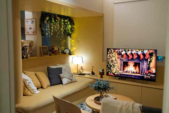 Merry Christmas to who celebrate 🎄

Suasana natal di livingroom,
Gak terlalu banyak hiasan, hanya bermain2 dengan lampu tumblr..

#christmasHomeDecor #ChristmasVibe #ChrismasDecorInspo #Japandi #Scandinavian #Minimalist #RumahCluster #RumahDeveloper #BSD 