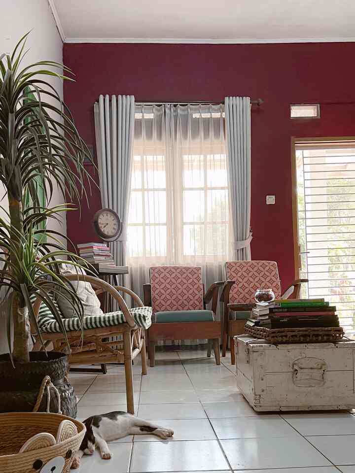 Livingroom hunianku …..

Livingroom di rumahku sebenarnya 75% aq gunakan untuk keperluan personal pemilik rumah. Livingroom q aq gunakan untuk tempatku duduk santai membaca koleksi buku-buku ku. Tempatku mencari inspirasi ide dalam tiap postinganku.

Karna kegunaan tersebut, livingroom itu aq buat ambiancenya yang warm, cozy, plusss homey banget. Jika tamu datang dan duduk disini pun, aq pingin tamuku merasakan suasana humble pada ruangan ini. Santai gak terlalu kaku dengan adanya perabotan2 yang cenderung high dan mewah. Yupsss inilah My Livingroom ❤️

#livingroomstyling #livingroomdecor #livingroommakeover #vintage #vintagehouse #eclecticdecor #rumahsederhana #rumahjakarta #rumahkecil #rumahunim #ruangtamu