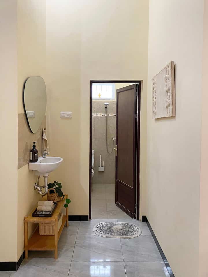 Nggak ada yang special dari bathroom dirumahku. Karna ukurannya yang terbatas tidak memungkinkan untuk mendekor macam-macam di dalam kamar mandi. Jadi aku memutuskan untuk mendekor di lorong menuju kamar mandi yaitu di washtafel area agar tetap enak dipandang.
#bathroomstyling
#bathroomdecor
#bathroommakeover
#inspirasikamarmandi
#aestheticbathroom