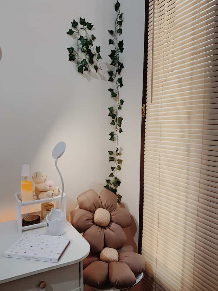 Sudut ruang favorit 🤎

#deskdecor #deskvibe #deskdecorinspo #minimalist #decorlowbudget #cilegonbanten 