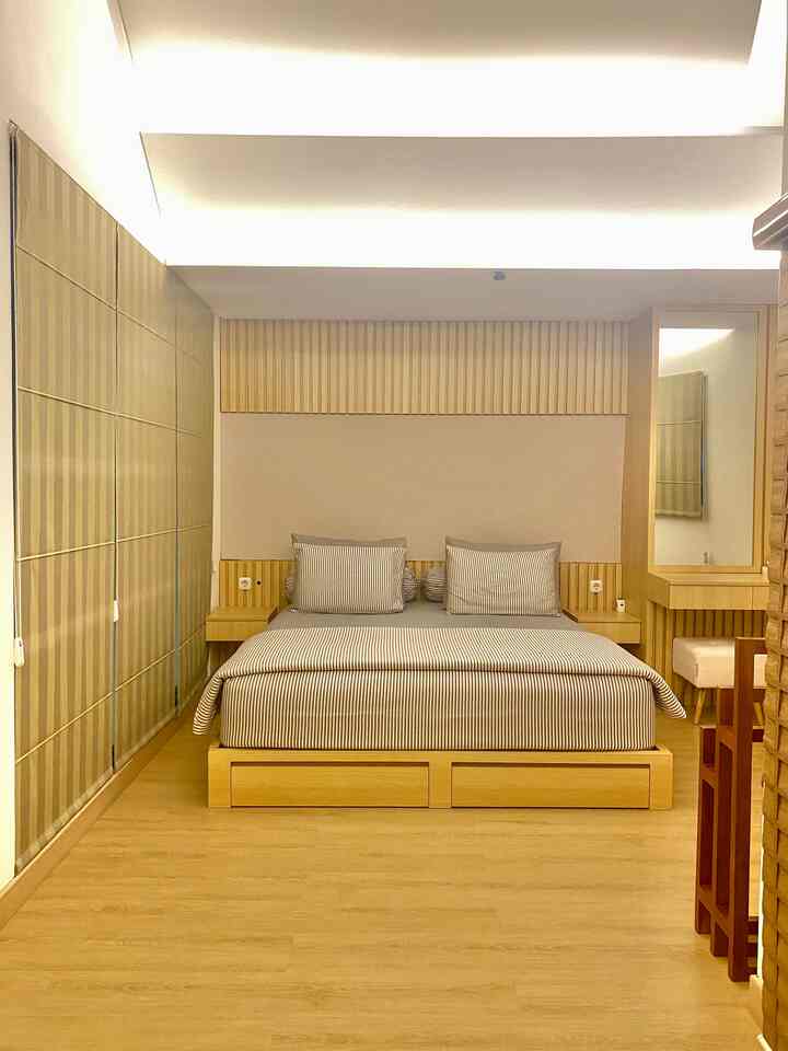 Suasana malam di kamar utama homeatforty 😊

Kamar utama masih didominasi oleh tema kayu seperti di livingroom. Saya ingin ada benang merah tema di homeatforty yaitu Japandi. Banyak sekali hal yang ingin saya tambahkan di kamar utama ini, namun untuk saat ini tampilan minimalis dan ruangan yang fungsional sudah tercapai.

Untuk di kamar utama tirai yang digunakan adalah roman shades, selain pemasangan yang cepat, roman shades lebih mudah dibersihkan. Untuk sprei saya suka motif yang simple dan warna yang masih cocok dengan tema ruangan. Saya menaruh gantungan dari jati di ruangan ini karena sangat estetik untuk dipakai sebagai tempat menggantung perlengkapan beribadah.

#mainbedroom #bedroomdesign #bedroomdecor #interiordesign #kamartidur #dekorkamartidur