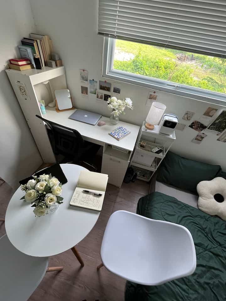 White furniture at tiny bedroom 🍃

Kamar tidur mungil tentu agak tricky dalam mendekornya. Kalau salah, kamar akan terlihat sempit.

Aku mencoba menerapkan “all white” dalam pemilihan furnitur kamar tidur, agar tidak terlalu bulky dan memenuhi kamar.

Jadi, aku tinggal menambahkan warna di bed cover dan memberi beberapa dekorasi di atas furnitur tersebut.

#bedroomstyling #bedroomdecor #decorlowbudget #minimalist #tinyhouse #30m2 #aestheticroomdecor