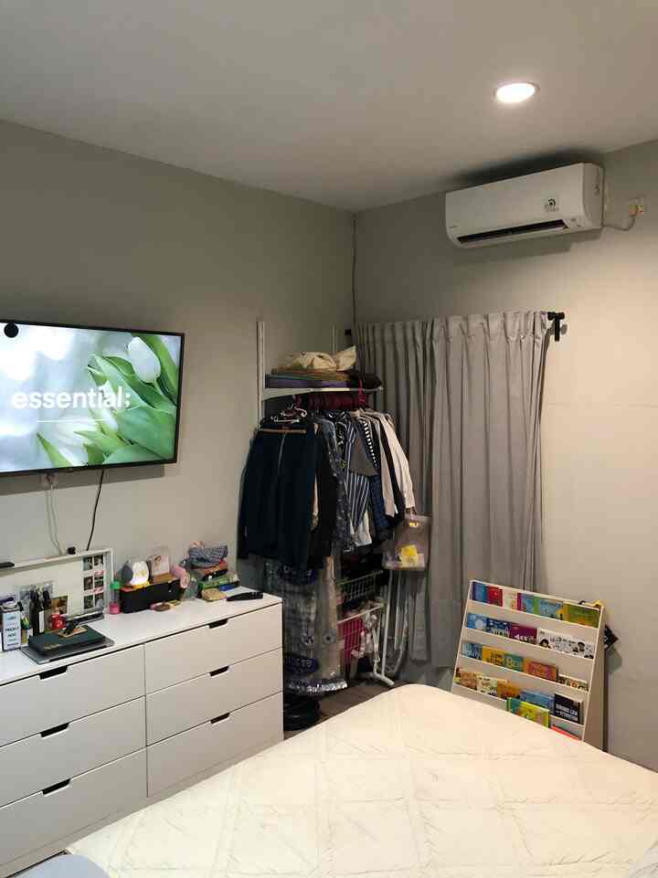 Ruangan yang buat saat ini kita pasrahkan apa adanya bentuknya berhubung masih sharing kamar sama anak2🤣 belum punya moodboard apapun soal kamar ini bener2 gak kepikiran. Kalo tetangga masih sharing kamar sama anak2 ga sihh?

#bedroom 
#kamartidur
#inspirasikamartidur
#bedroomstyling 
#bedroomideas 
#khisaku
