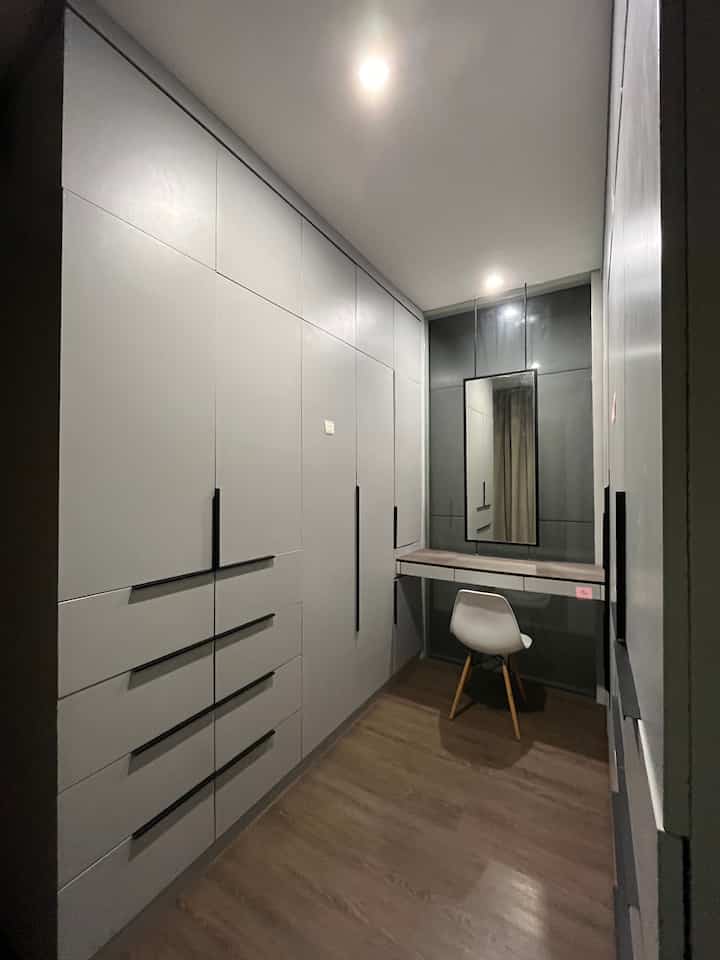 Ngintip lemari baju yuk.. Mini walk-in-closet ini menempel dengan ruang tidur. Posisi sebelum kamar mandi. Di tengah kita pakai meja rias dengan cermin melayang. Atasnya skylight untuk cahaya siang hari.

Masih belum selesai betul, karena semua bertahap dan berproses. But I like it already!

Untuk yg lg bangun/isi rumah, enjoy the process!

#walkincloset
#lemaribaju
#bedroom
#lemariminimalis
#wic
#mejarias