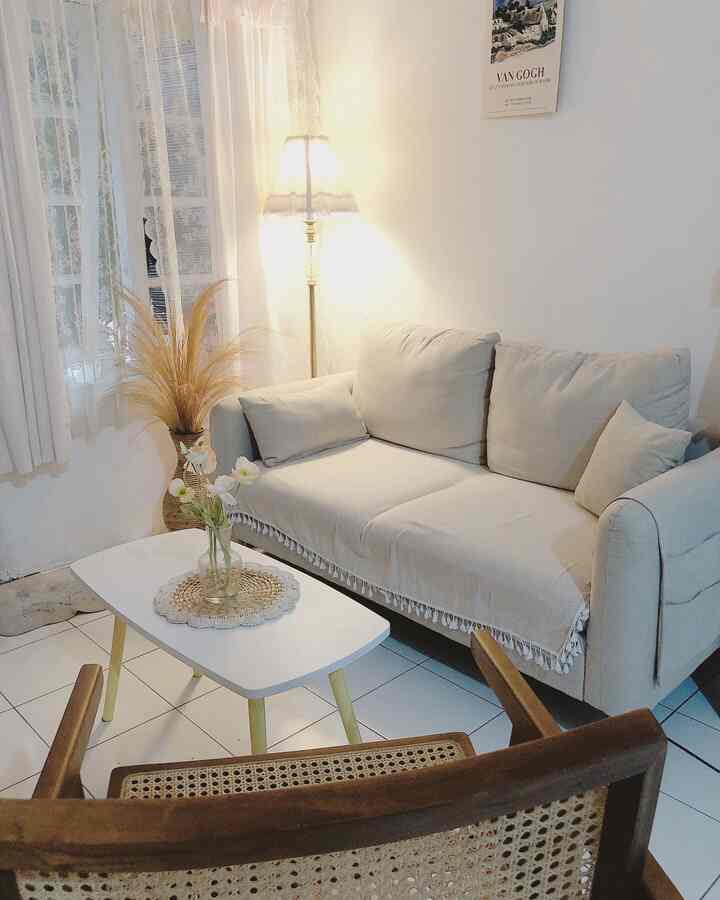 Area living room dengan dominan nuansa putih dan warna natural kayu,menyesuaikan dengan tema rumah ini korean look/japandi.
Karena space rumah ini juga kecil tidak terlalu banyak bermain warna jadi terlihat lebih luas dan tidak sempit..
Untuk mendapatkan perabotan dalam mendecor rumah ini aku lebih banyak mendapatkannya dari online karena lebih mudah dan bisa mendapatkan barang yang kita mau sesuai dekorasi rumah 

#livingroomstyling
#livingroomhomedecor
#livingroommakeover