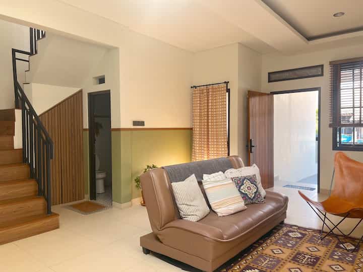 Living room make over🏡

Akhirnya kesampean mau make over ruangan ini, karena udah ngerasa butuh perubahan supaya lebih fresh dan matching sama ruangan lainnya hehe terus coba-coba ngecat warna hijau nyamain kitchen set, kalo nanti bosen sama warnanya tinggal cat lagi deh🤣 
Gimana? Cocok ga?😝

#livingroom #midcenturymodernhome #90sqm #livingroomstyling
#livingroomdecor
#livingroommakeover