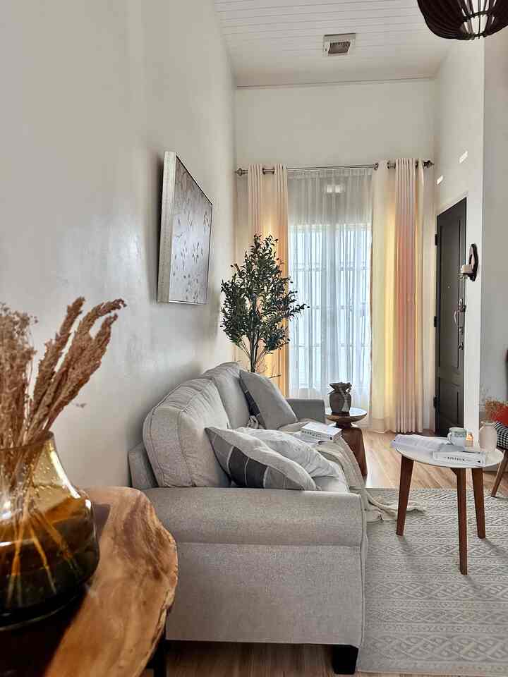 Di ruang tamu kami ingin menghadirkan kehangatan, kenyamanan, dan menampilkan kesederhanaan dari alam pada interior rumah menggunakan elemen kayu. Apalagi saat anak anak lagi pada libur seperti sekarang, ruang tamu bisa juga jadi area berkumpul keluarga. 

#livingroomstyling #livingroomdecor #livingroommakeover #bandaaceh #rumahmungil #livewithkids