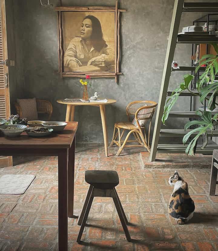 Pojok “ibu” hehe karena itu adalah foto ibu saya yang di print pada tahun 1979. Beliau adalah arsitek wanita yg tangguh dan suka makan, karena itu pas ditaro diruangan ini #diningroominspo #diningdecor #kitcheninspo #rustickitchen #rumahwowi