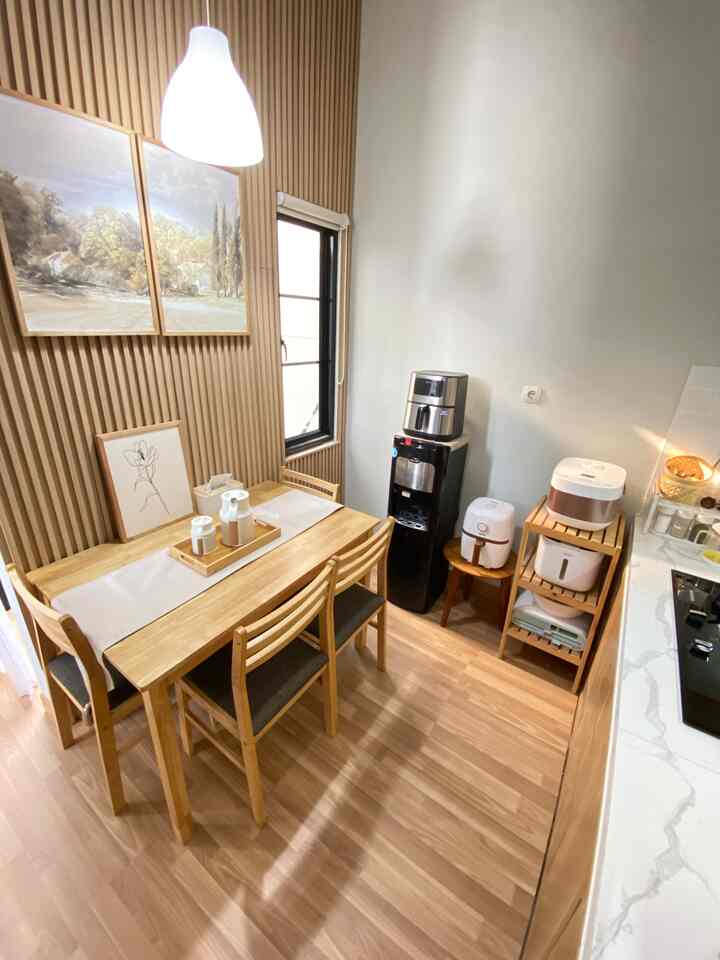 Inspirasi Dapur minimalis ✨

menurutku penting bgt mendekorasi dapur sesuai dg yg kita suka, karena kita hampir menghabiskan 3x waktu dalam sehari disini utk memasak dan makan dg keluarga, jadi harus dibuat sedemikian rupa agar nyaman bagi penggunanya ☺️

aku memilih dapur dg tema japandi agar sesuai dengan tema rumahku, ak memilih furniture, perintilan dan elektronik bernuansa white & wood, jd netral dan timeless 🤎

bagaimana menurut kalian? 
semoga menginspirasi yah 🥰

#kitcheninspiration #kitchemideas #homestyling #homeideas #japandistyle #dapurminimalis #dapurjapandi #homesweethome #kitchen